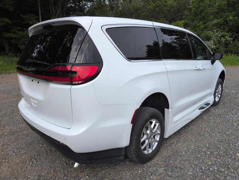 2024 CHRYSLER WHEELCHAIR VANS PACIFICA photo 3