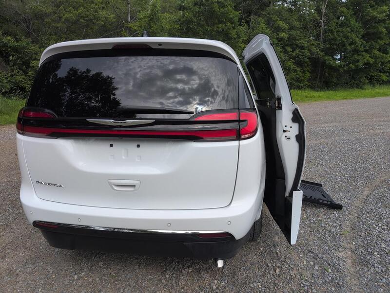 2024 CHRYSLER WHEELCHAIR VANS PACIFICA photo 4